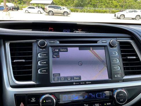 Used 2018 Toyota Highlander SE FWD image 49