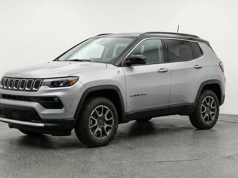 Used 2025 Jeep Compass Trailhawk w/ Trailer Tow Group AWD/4WD image 3