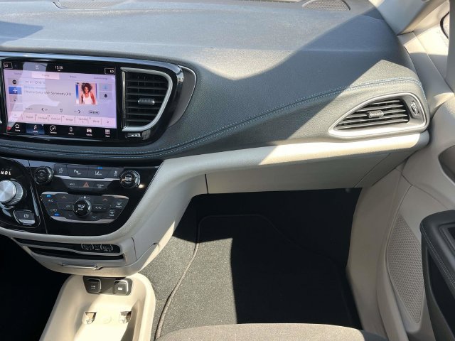 Certified 2021 Chrysler Pacifica Touring FWD image 18
