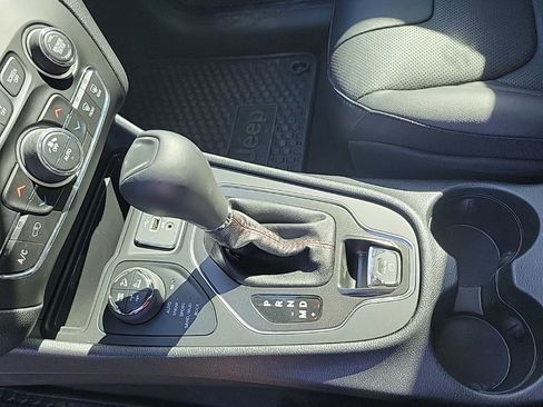 Used 2020 Jeep Cherokee Trailhawk image 30