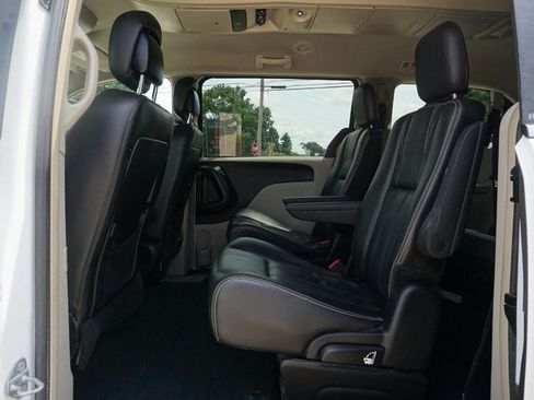 Used 2014 Chrysler Town & Country Touring FWD image 24