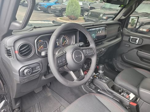 Used 2025 Jeep Gladiator Rubicon w/ Safety Group AWD/4WD image 19