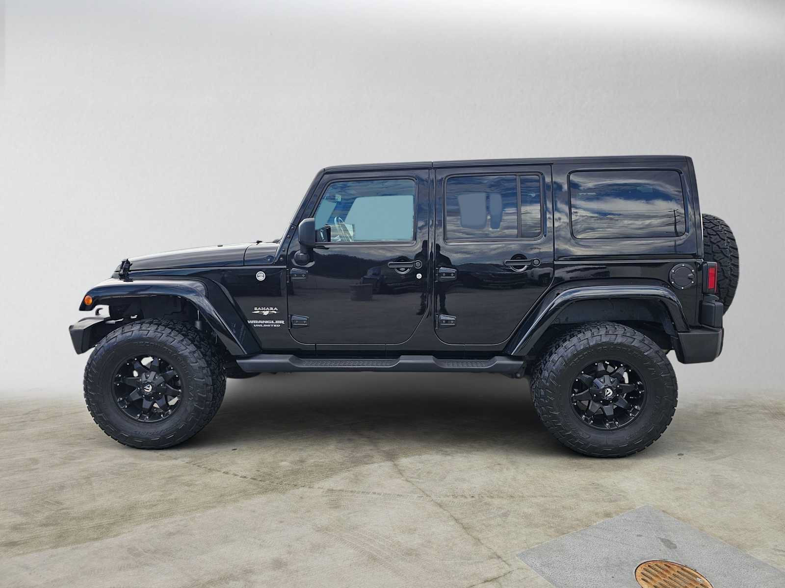 Used 2016 Jeep Wrangler Unlimited Sahara w/ Connectivity Group AWD/4WD image 2