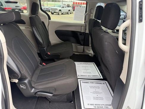 Used 2022 Chrysler Voyager LX FWD image 16