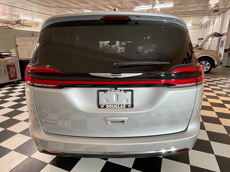 Used 2026 Chrysler Pacifica Select FWD image 5