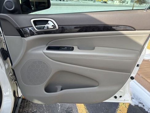 Used 2011 Jeep Grand Cherokee Laredo image 32