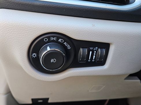 Used 2023 Chrysler Pacifica Touring-L image 30