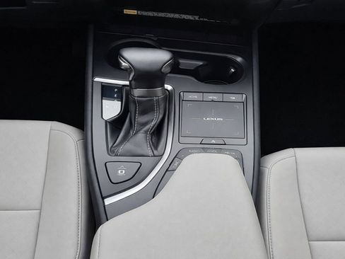 Used 2022 Lexus UX 200 w/ Accessory Package (Z1) FWD image 30