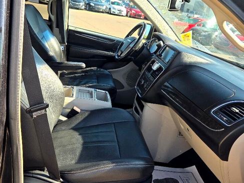 Used 2013 Chrysler Town & Country Touring image 13