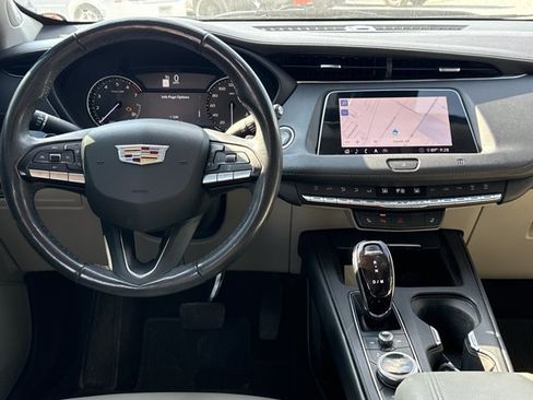 Used 2020 Cadillac XT4 Luxury w/ Cold Weather Package FWD image 4
