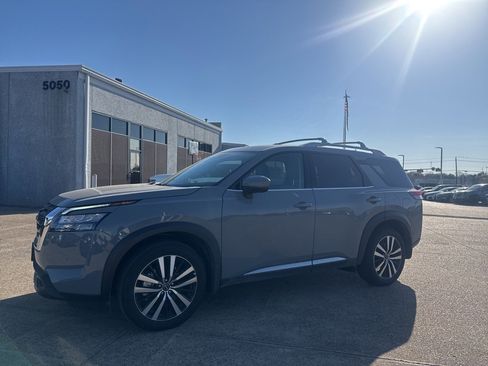 Certified 2025 Nissan Pathfinder Platinum image 9