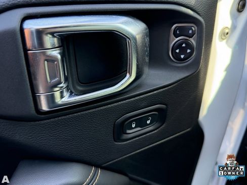 Used 2025 Jeep Wrangler Unlimited Sahara AWD/4WD image 12