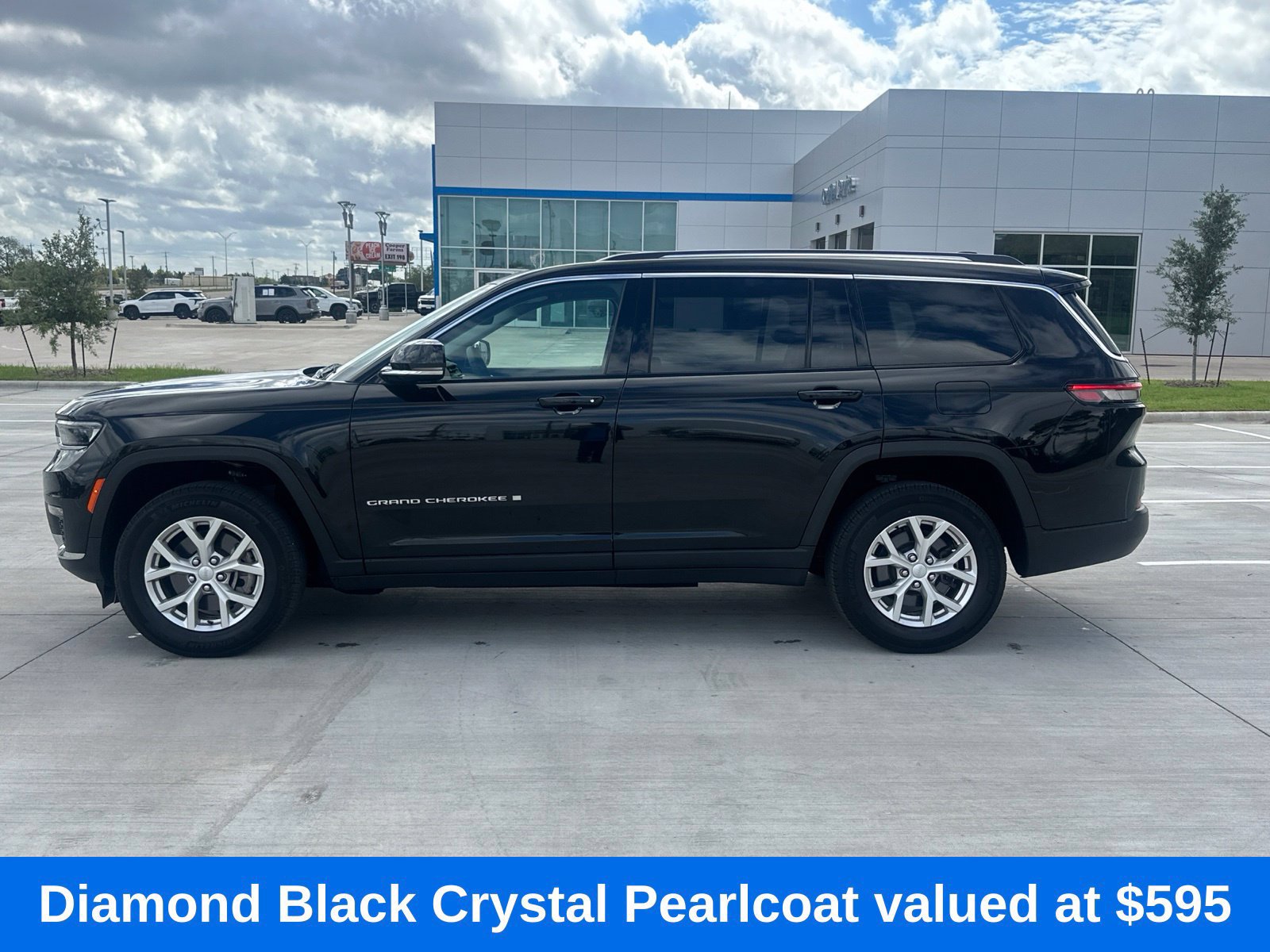 Used 2024 Jeep Grand Cherokee L Limited AWD/4WD image 2
