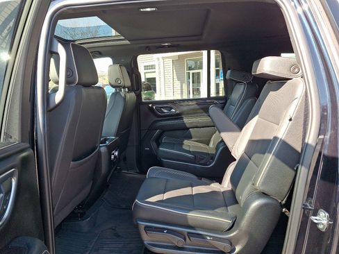 Used 2023 GMC Yukon XL SLT w/ SLT Luxury Package image 11