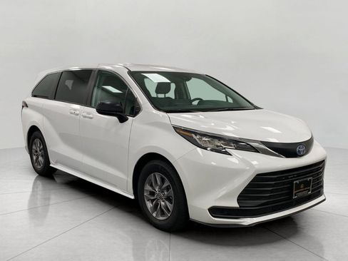 Used 2022 Toyota Sienna LE FWD image 1
