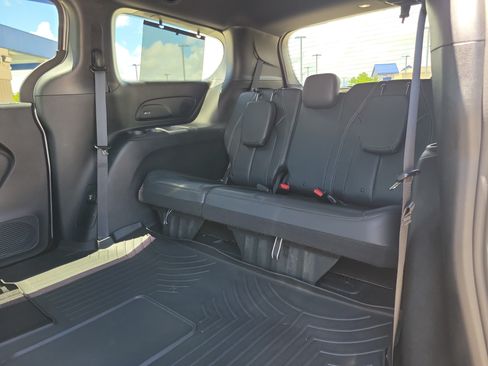 Used 2019 Chrysler Pacifica Touring-L Plus w/ Advanced Safetytec Group FWD image 9