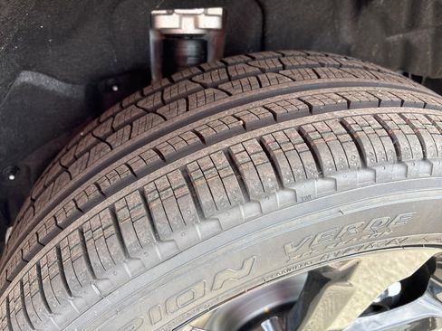 New 2025 Jeep Grand Cherokee L Limited w/ Luxury Tech Group II image 9