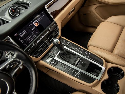 Certified 2021 Porsche Macan image 31