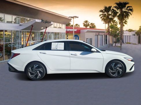 Used 2025 Hyundai Elantra Limited image 2