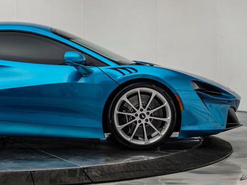 Used 2024 McLaren Artura RWD image 27