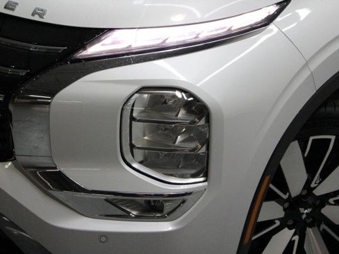 New 2025 Mitsubishi Outlander SE image 2