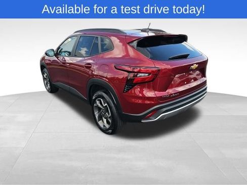 Used 2024 Chevrolet Trax LT w/ LT Convenience Package image 3