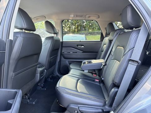 Used 2025 Nissan Pathfinder SL FWD image 13