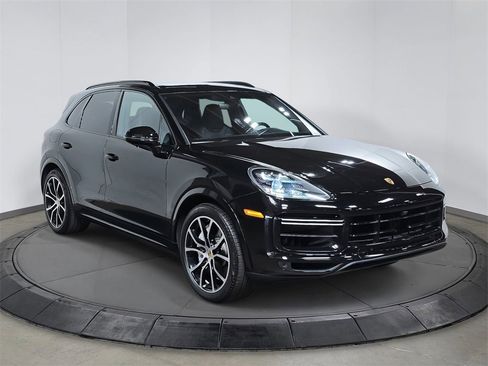 Used 2019 Porsche Cayenne Turbo image 9