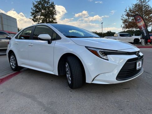 Used 2026 Toyota Corolla LE FWD image 4
