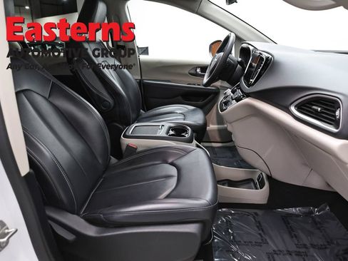 Used 2023 Chrysler Pacifica Touring-L FWD image 25