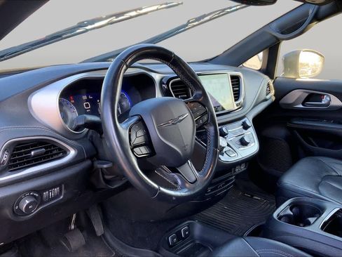 Used 2021 Chrysler Pacifica Touring-L w/ Uconnect Theater Family Group FWD image 15