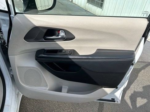 Used 2023 Chrysler Pacifica Touring-L FWD image 52