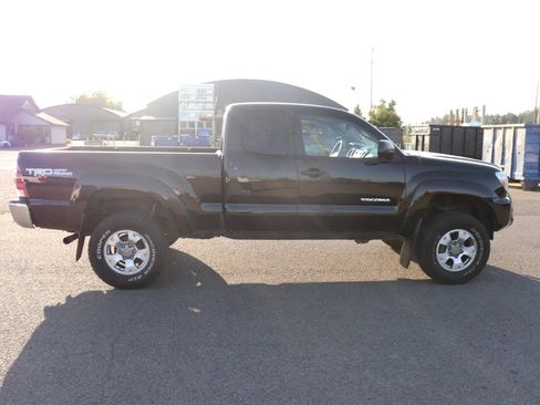 Used 2013 Toyota Tacoma 4x4 Access Cab V6 w/ TRD Off-Road Pkg image 4