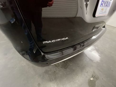 Used 2024 Chrysler Pacifica Touring-L image 30