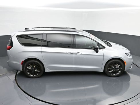 Used 2023 Chrysler Pacifica Limited w/ S Appearance Package image 43