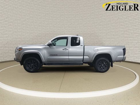 Used 2022 Toyota Tacoma SR5 w/ SR5 Appearance Package (SM) image 8