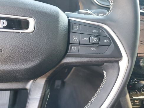 Used 2023 Jeep Grand Cherokee Limited image 24