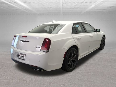 Used 2022 Chrysler 300 Touring L RWD image 8