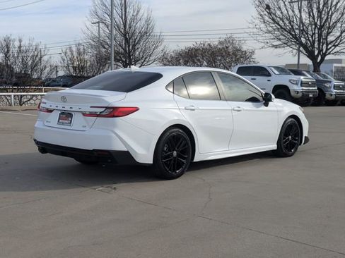 Used 2025 Toyota Camry SE image 6