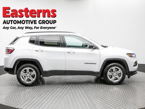 Used 2024 Jeep Compass Latitude AWD/4WD image 4