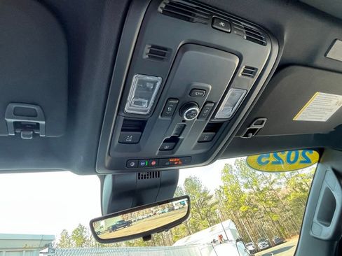 Used 2025 Chevrolet Suburban Premier image 25