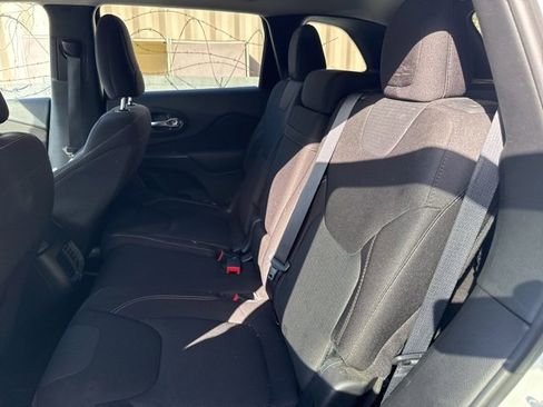 Used 2016 Jeep Cherokee Latitude image 5