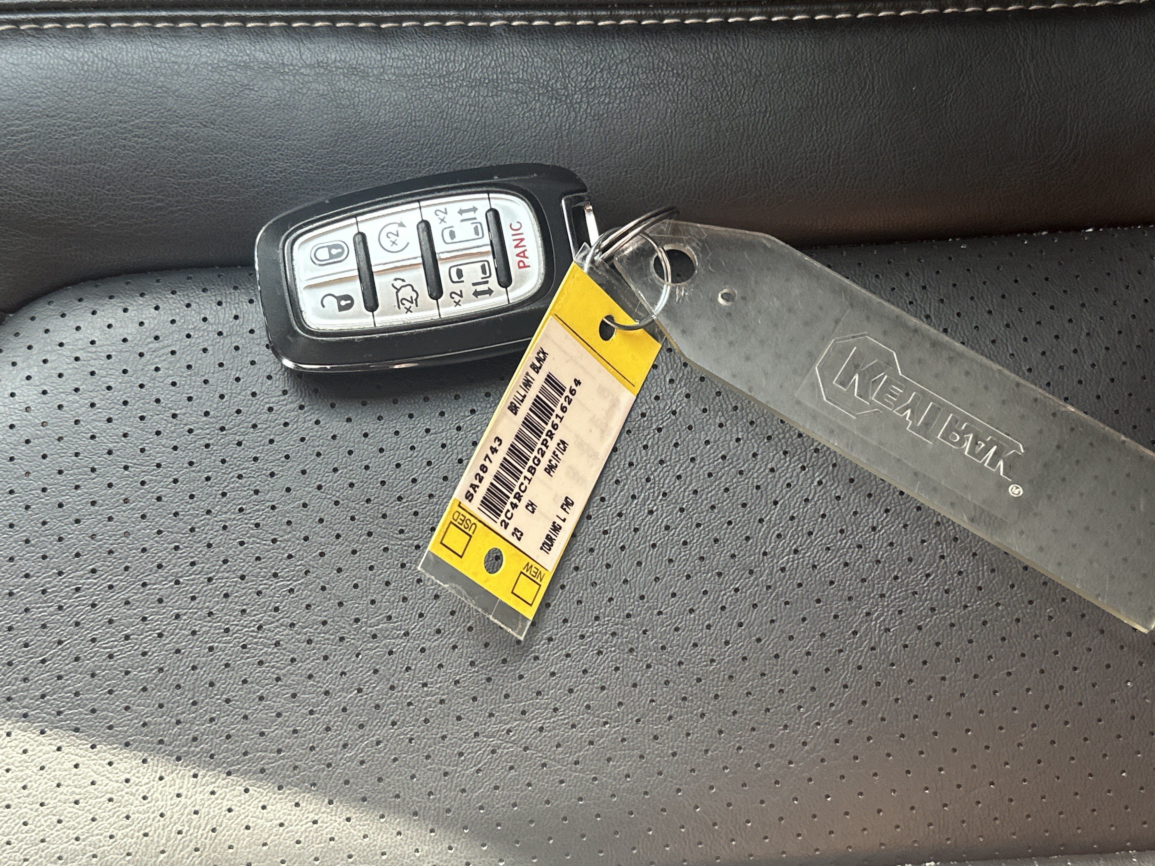 Used 2023 Chrysler Pacifica Touring-L FWD image 37