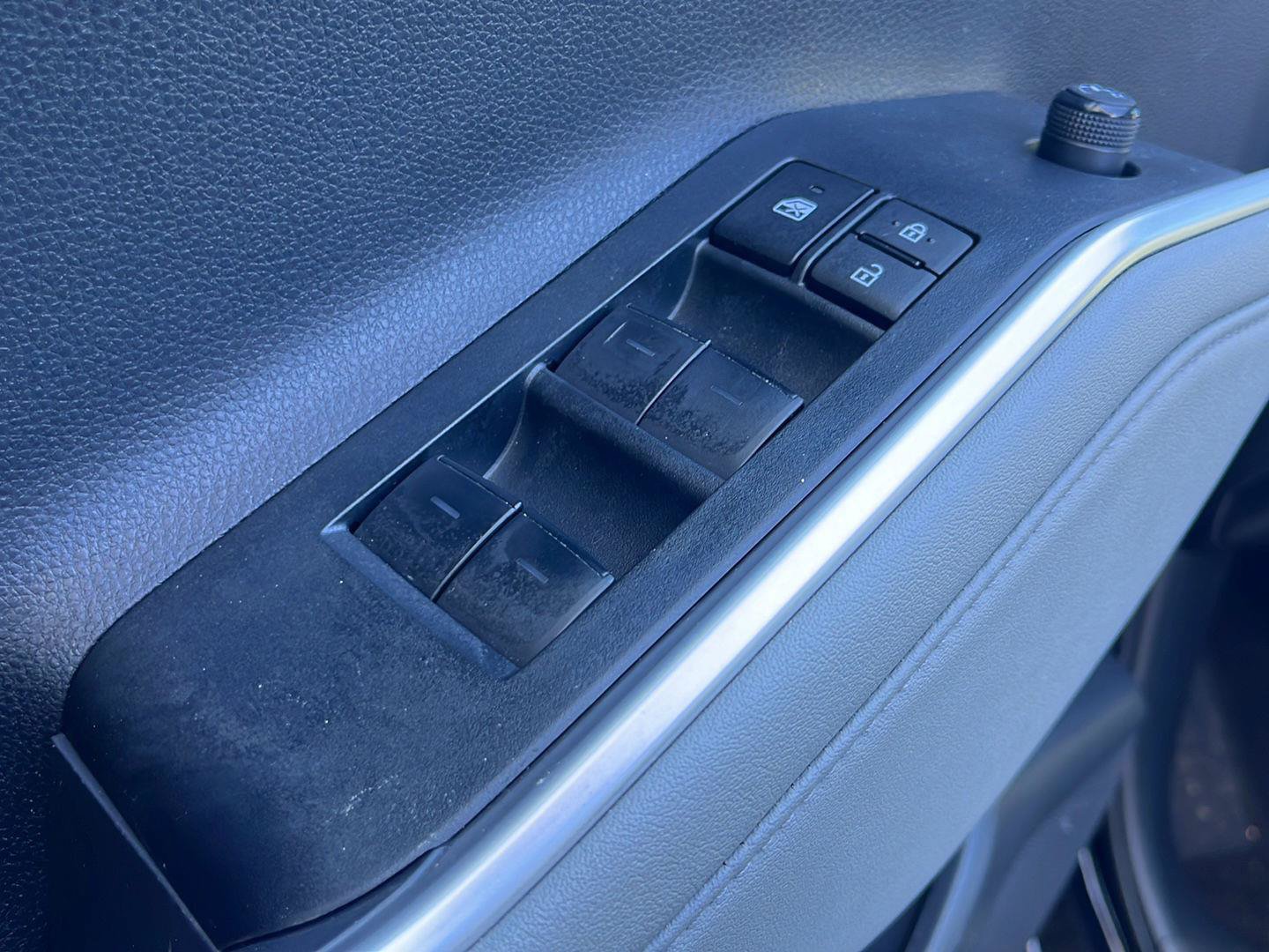 Used 2024 Toyota Highlander XLE AWD/4WD image 4