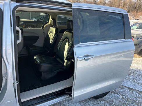 Certified 2024 Chrysler Pacifica Touring-L image 9