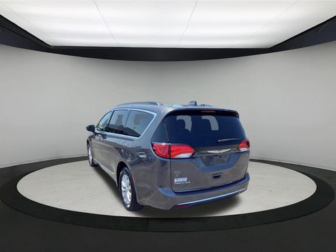 Used 2017 Chrysler Pacifica Touring-L FWD image 6