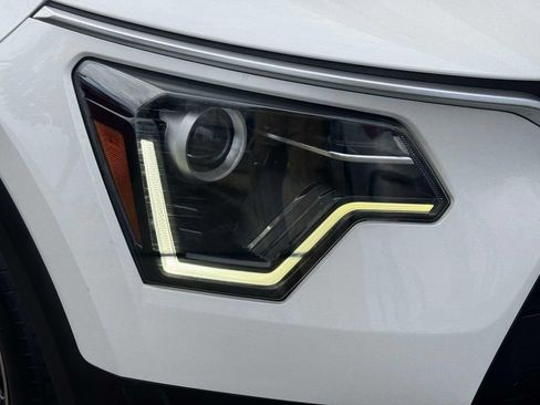 Used 2023 Kia Niro EX FWD image 8