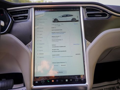 Used 2016 Tesla Model S 70D image 11