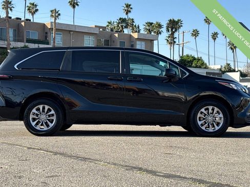 Used 2024 Toyota Sienna LE image 3