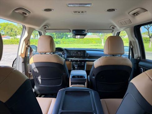 Used 2023 Kia Carnival LX FWD image 19